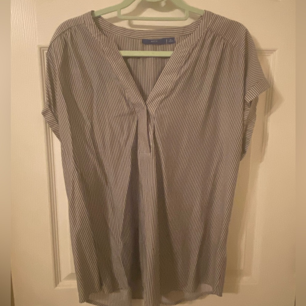 APT 9 (XL) White & Charcoal Gray Striped Blouse w/Short Sleeves & V Neck